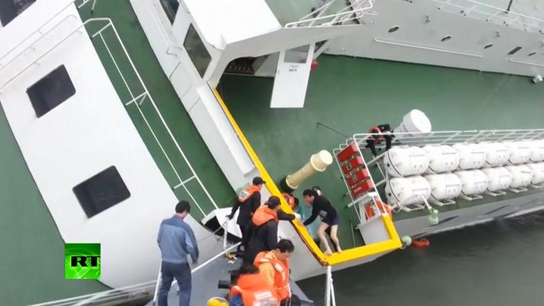 Noi imagini de la tragedia navală din Coreea. Momentul în care căpitanul feribotului îşi abandonează nava (VIDEO)