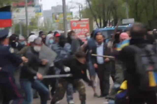 (VIDEO) Separatiştii proruşi au atacat cu bâte şi petarde participanţii la un miting pentru uniune în Doneţk