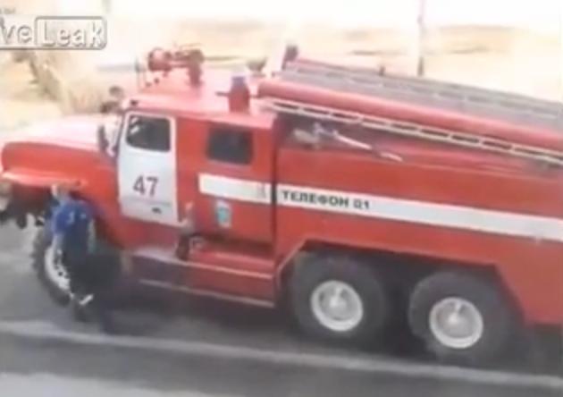Zeci de localnici, lăsaţi cu gura căscată! Cum au salvat pompierii ruşi o pisică dintr-un copac (VIDEO)