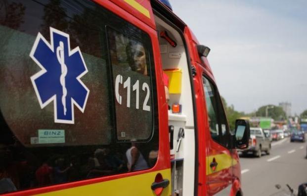 Accident grav în Alba Iulia: O femeie a murit, după ce microbuzul în care se afla a fost lovit de un camion