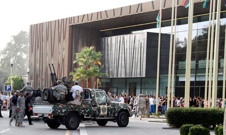 Libia: Oameni înarmaţi atacă parlamentul, care trebuia să aleagă un nou şef de guvern
