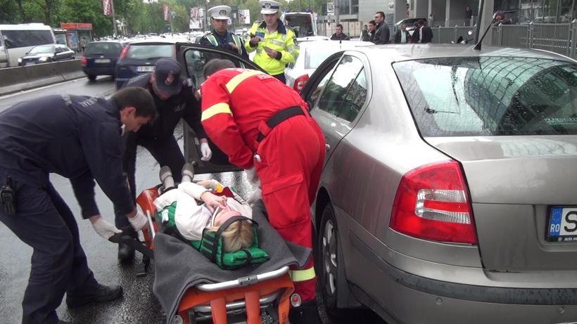 Dublu accident rutier în pasajul Băneasa, o şoferiţă a fost transportată la spital (VIDEO EXCLUSIV)