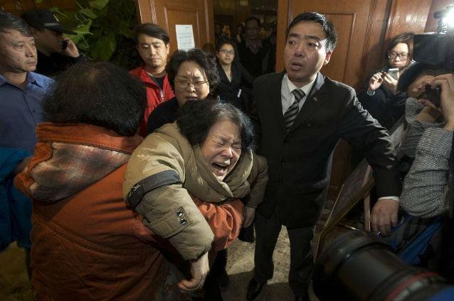 Afară! Rudele pasagerilor zborului MH370, scoase din hotelul din Beijing care le găzduia