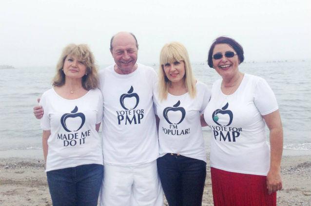 Băsescu s-a fotografiat purtând un tricou PMP, alături de soţia sa şi de Elena Udrea. Cum a comentat fotografiile Victor Ponta