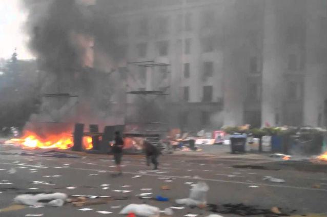Ucraina: 38 de morţi la Odesa într-un incendiu după o serie violenţe
