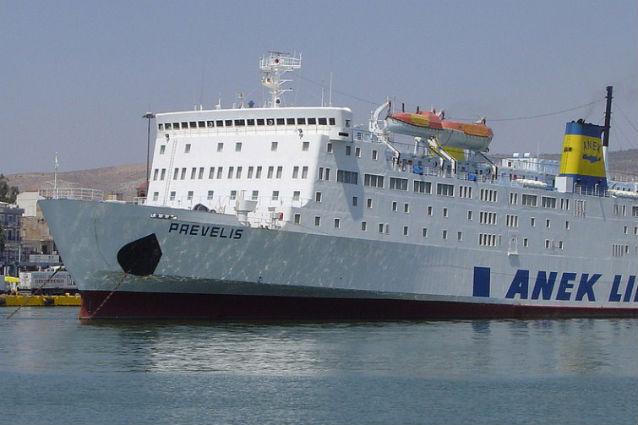 Feribot eşuat în largul insulei Santorini. La bord se aflau 190 de pasageri