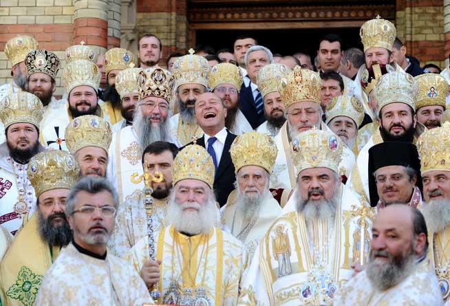 Băsescu atacă şi Biserica Ortodoxă şi insinuează că preoţii s-au implicat politic, dar într-o direcţie care nu-i convine