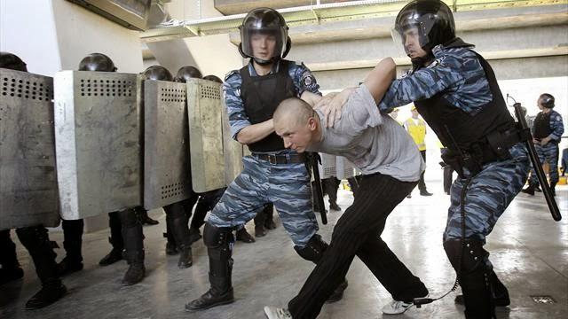 Sute de proruşi au luat cu asalt sediul poliţiei din Odesa