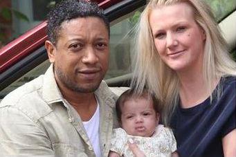 Şi-a salvat fiica nou-născută cu o manevră văzută în serialul E.R. Acum vrea să dea serviciul de ambulanţă în judecată