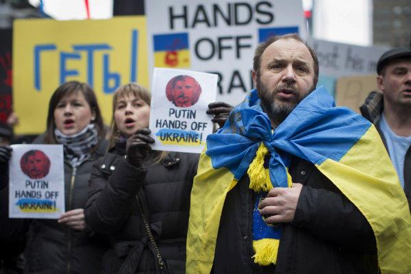 Ucraina se luptă cu haosul, Moscova se teme pentru “pacea în Europa”. Băsescu, în opoziţie cu Occidentul