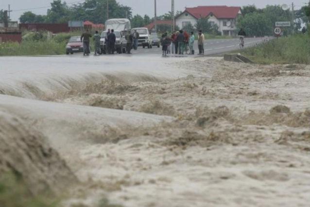 COD PORTOCALIU de inundaţii prelungit pentru râul Teleorman. Alte nouă judeţe, plasate sub COD GALBEN