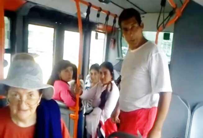 SCANDAL în autobuz, după ce controlorii RATB au refuzat să legitimeze mai mulţi călători de etnie romă (VIDEO)