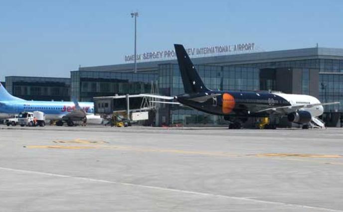 Toate zborurile către şi de pe aeroportul din Doneţk, &quot;suspendate temporar&quot;