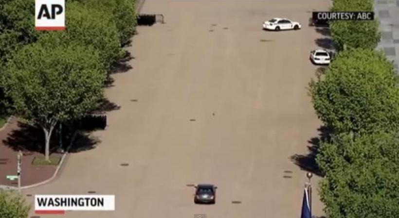 ALERTĂ  la Casa Albă: O maşină suspectă a urmărit maşina în care se aflau cele două fiice ale lui Barack Obama (VIDEO)