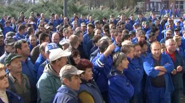 Protest în faţa Prefecturii Râmnicu Vâlcea. Zeci de foşti angajaţi ai Oltchim ameninţă cu intrarea în greva foamei