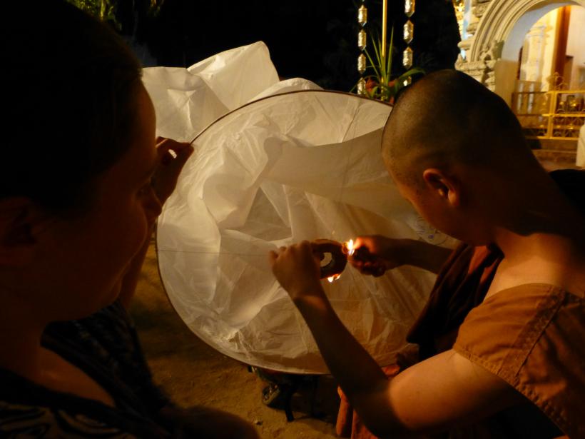 Un călugăr budist dă startul unei sărbători locale. Ce a urmat este INCREDIBIL! (VIDEO)