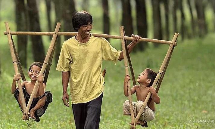 FOTO. Fericirea este şi în ochii celor săraci!