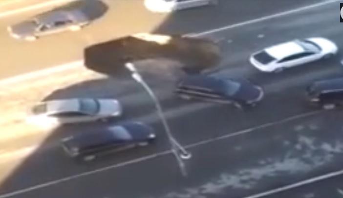 Groapă URIAŞĂ, formată pe o autostradă din Rusia. Momentul în care cedează şoseaua, surprins de camere (VIDEO)