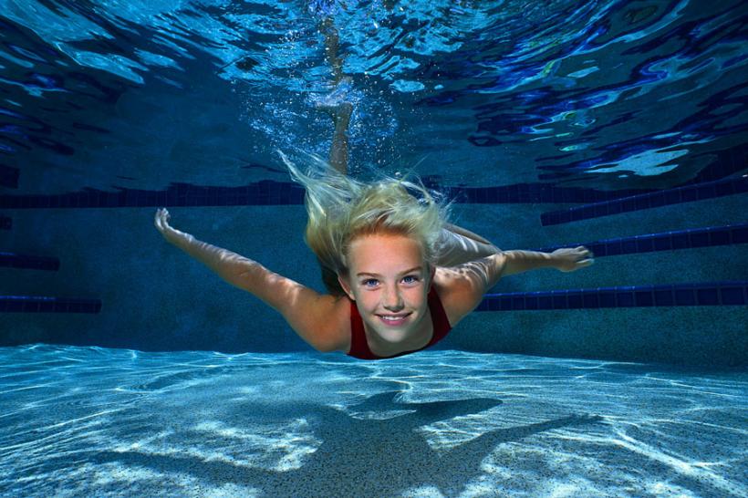Cu psihologul la... piscină! Ce spune despre tine felul în care înoți?