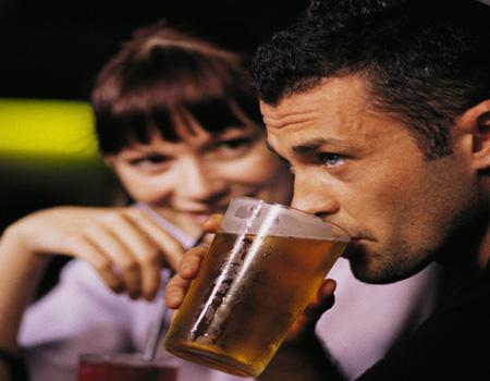 TEST! Riscă partenerul tău de viaţă să devină alcoolic?