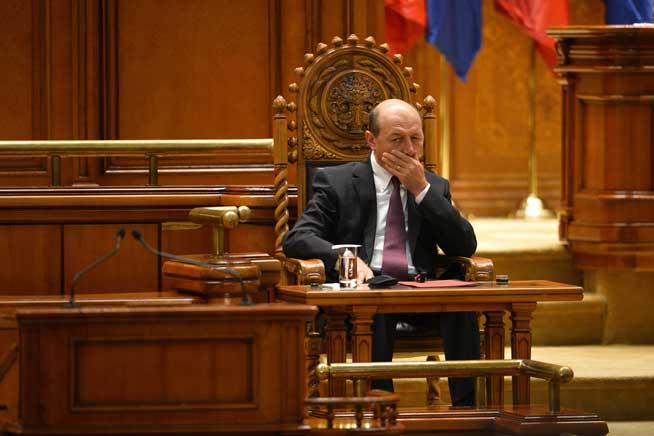 Băsescu poate fi suspendat, nu şi anchetat