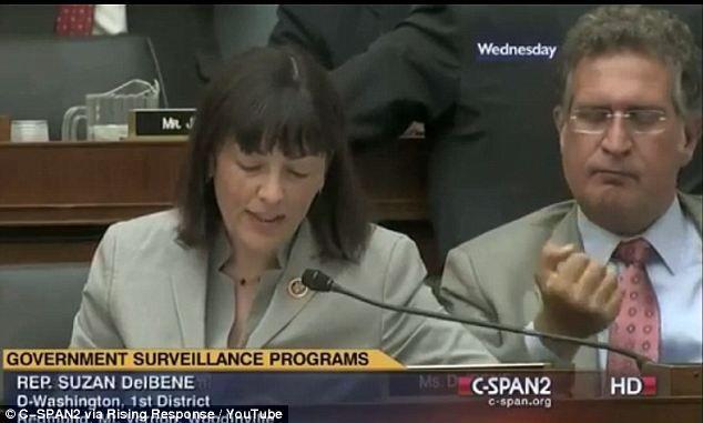 Rar ţi-e dat să vezi aşa ceva! Ce face un politician în timpul unei şedinţe a Congresului SUA, transmisă LIVE la TV (VIDEO)