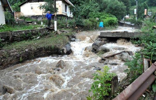 COD PORTOCALIU de inundaţii în două bazine hidrografice. Ce zone sunt afectate