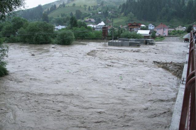 Hidrologii au emis COD ROŞU de inundaţii pe râurile Putna şi Râmnicu Sărat, până la miezul nopţii