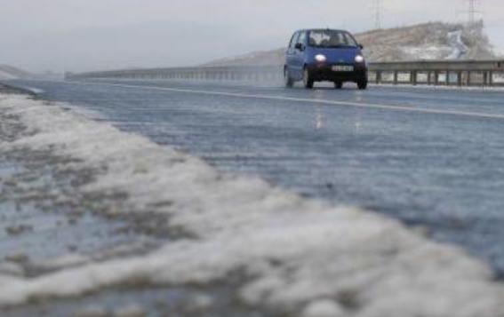 Strat de gheaţă pe Autostrada Soarelui. Traficul ar putea fi deviat