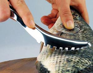 Cum poţi să cureţi peştele de solzi cu un ciocan şi două cuie VIDEO