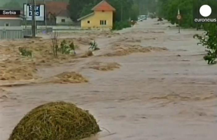 Serbia şi Bosnia se confruntă cu cele mai grave inundaţii din ultimii 120 de ani! A fost declarată STARE DE ALERTĂ (VIDEO)