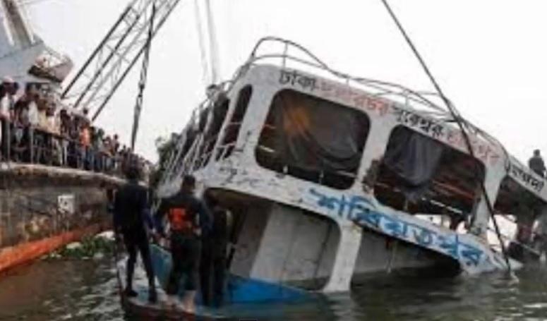 TRAGEDIE în Bangladesh: Un feribot care transporta 200 de persoane s-a scufundat. 22 de persoane au murit (VIDEO)