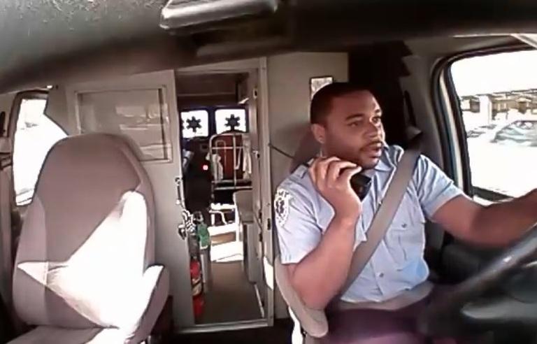 VIDEO INCREDIBIL! Până şi celebra Rihanna a dat click să vadă acest filmuleţ! Ce face un şofer de ambulanţă gay, în traficul din SUA 