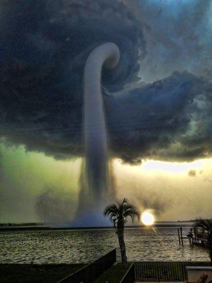 FOTO. Trombă de apă spectaculoasă în Tampa Bay