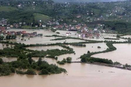 Peste un sfert din populaţia de patru milioane de locuitori a Bosniei este afectată de inundaţii