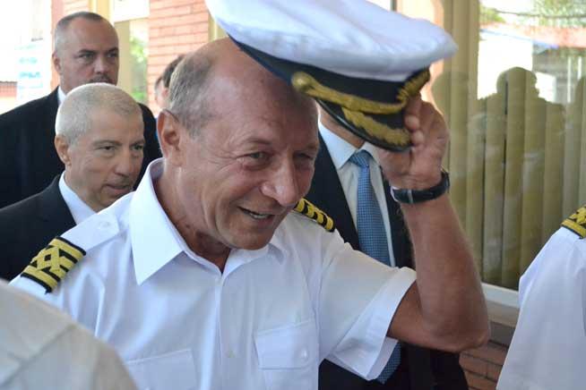 Băsescu, informator cu patalama CNSAS. Rapoartele, făcute în calitate de comandant de navă şi de reprezentant al Navrom la Anvers, ajungeau la Securitate