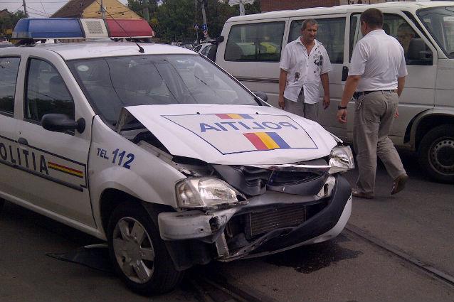 Doi poliţişti au fost răniţi într-un accident produs în Capitală