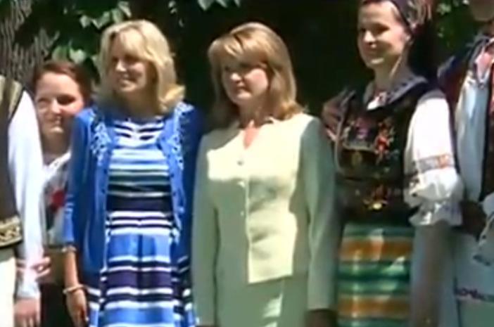 Jill Biden, soţia vicepreşedintelui SUA, şi Maria Băsescu au vizitat Muzeul Satului 