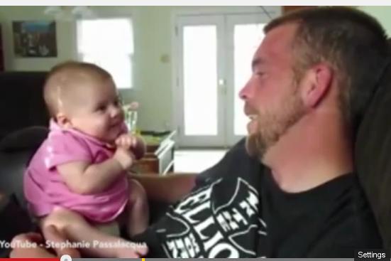 Vei fi UIMIT de declaraţia de dragoste a unui bebeluş de două luni! (VIDEO)