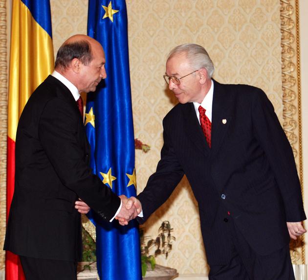 Traian Băsescu l-a decorat pe Nicolae Văcăroiu cu Ordinul Naţional &quot;Steaua României&quot; în grad de Ofiţer