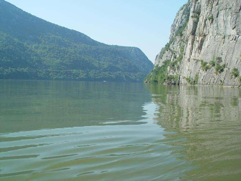 Circulaţia navelor, restricţiontă pe Dunăre în zona Cazanelor Mari şi Cazanelor Mici