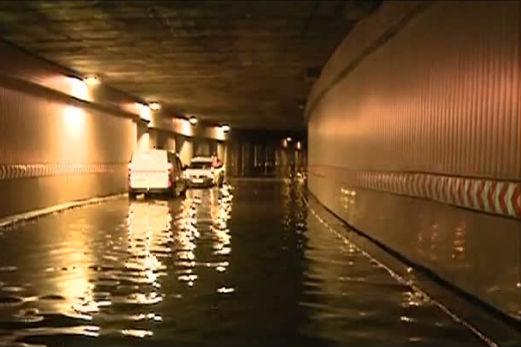 Instalaţiile de evacuare a apelor pluviale din cinci pasaje din Capitală ar putea fi modernizate