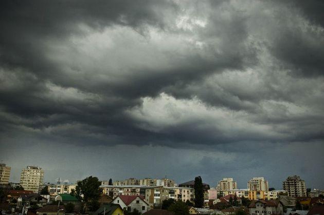 Ploi şi furtuni în aproape toată ţara, până sâmbătă noapte! COD GALBEN la Bucureşti. PROGNOZA pentru weekend