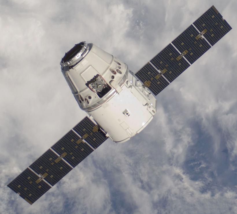 SpaceX a prezentat o variantă a capsulei spaţiale Dragon pentru transportul astronauţilor