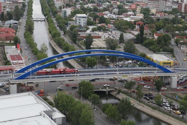 Primul pod al pasajului Mihai Bravu a fost dat în circulaţie astăzi