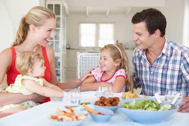 Copiii care mănâncă împreună cu părinţii micul dejun şi prânzul au un risc mai mic cu aproape 40% de a deveni obezi