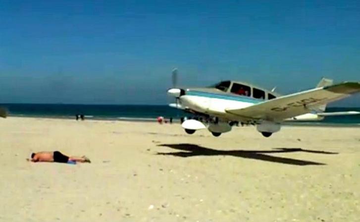 ATERIZARE ŞOCANTĂ pe o insulă din Marea Nordului: Un avion aproape că atinge un turist care face plajă (VIDEO)