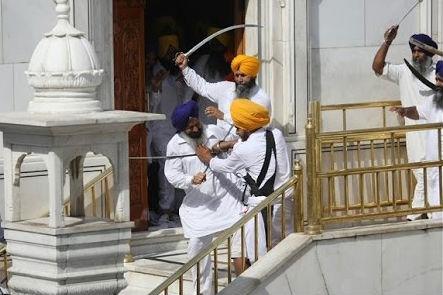 Sute de indieni se bat cu săbiile într-un templu Sikh. Nu s-au înţeles cine să vorbească primul (VIDEO)