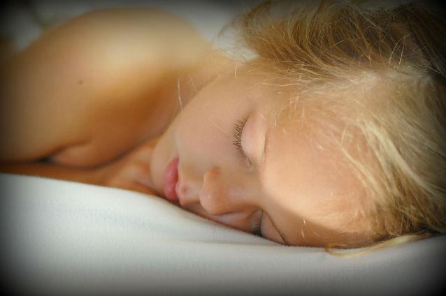 Mecanismul prin care somnul îmbunătăţeşte memoria, descoperit de cercetători