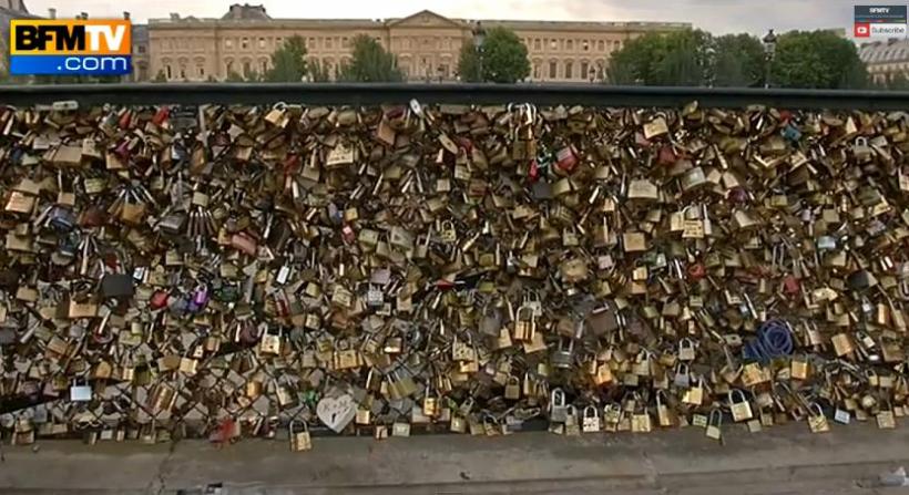 &quot;Lacătele dragostei&quot; au prăbuşit o parte din grilajul de pe Pont des Arts. Poliţia din Paris a evacuat zona (VIDEO)